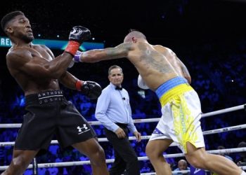 Усик защитил титул чемпиона в супертяжелом весе