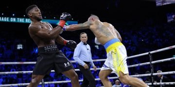 Усик защитил титул чемпиона в супертяжелом весе