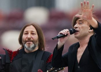 Рок-группа “Би-2” покинула Россию