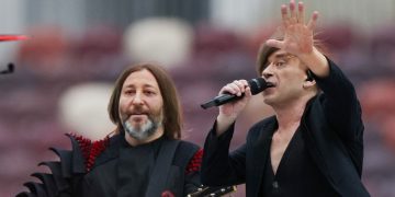 Рок-группа “Би-2” покинула Россию