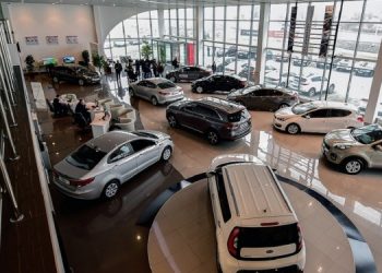 Продажи новых авто в РФ обвалились в четыре раза