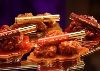 В США выпустили блески для губ со вкусом соусов для куриных крылышек