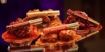 В США выпустили блески для губ со вкусом соусов для куриных крылышек