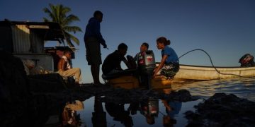 На Фиджи приходится переселять людей из-за затоплений