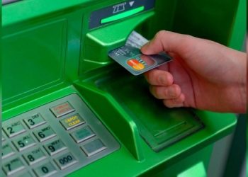 ПриватБанк блокирует счета украинцев