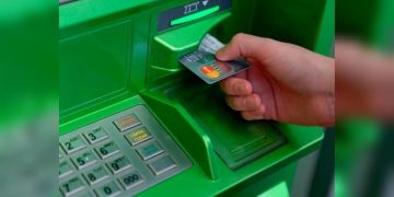 ПриватБанк блокирует счета украинцев