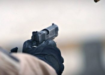 Неизвестный начал стрелять по людях в центре Оттавы