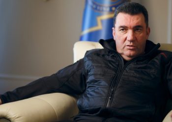 Данилов призвал мужчин не бежать за границу