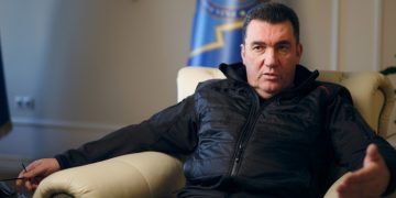 Данилов призвал мужчин не бежать за границу