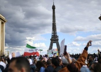 Полиция в Париже применила газ против демонстрантов