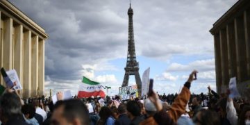 Полиция в Париже применила газ против демонстрантов