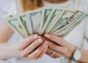 Финансисты рассказали о курсе доллара и инфляции