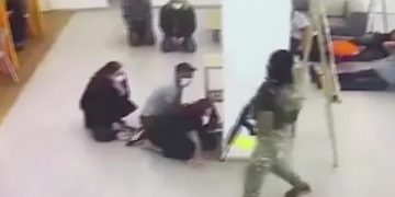 В Грузии грабитель банка захватил 12 заложников