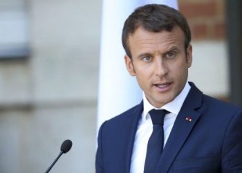 Макрон призвал к мирным переговорам