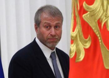 Кремль регулярно звонит олигархам и просит вернуться в Россию