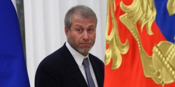 Кремль регулярно звонит олигархам и просит вернуться в Россию