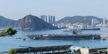 В Южную Корею прибыл авианосец для демонстрации силы