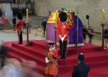 У гроба королевы Елизаветы арестовали мужчину