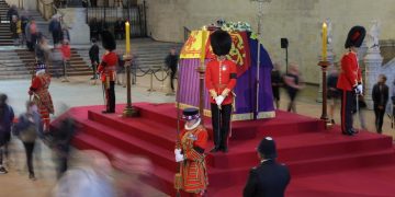 У гроба королевы Елизаветы арестовали мужчину