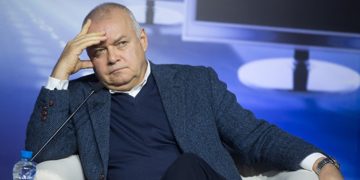 На вилле Киселева в Крыму подожгли машины