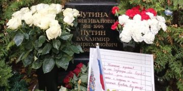 Активисты оставили послание на могиле родителей Путина