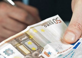 Курс евро к доллару стал самым низким за последние 20 лет