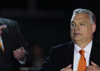 Венгрия потребовала снять санкции с олигархов РФ