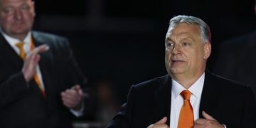 Венгрия потребовала снять санкции с олигархов РФ