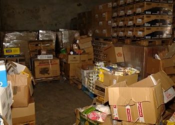 Тонны гуманитарки гниют на складах