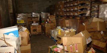 Тонны гуманитарки гниют на складах