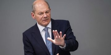 Шольц объяснил, почему не дает танки Украине