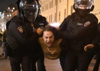 На акциях протеста в РФ за день задержали почти 1400 человек
