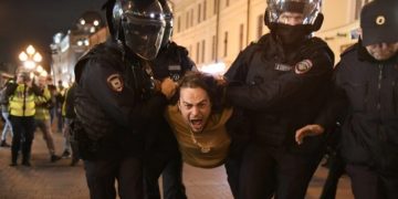 На акциях протеста в РФ за день задержали почти 1400 человек