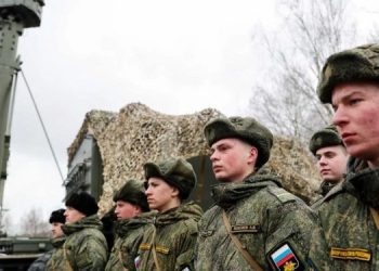 Россиянам начали массово вручать повестки