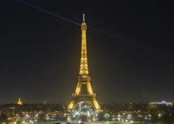 Эйфелева башня в Париже погрузится во тьму