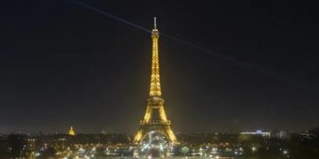 Эйфелева башня в Париже погрузится во тьму