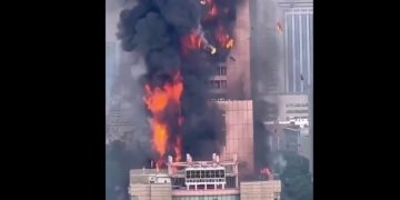 В Китае масштабный пожар охватил небоскреб