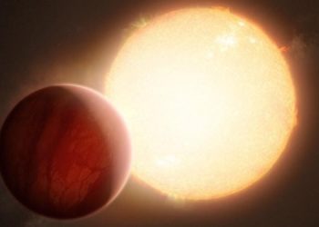 Необычные “фейерверки” на двух огромных планетах