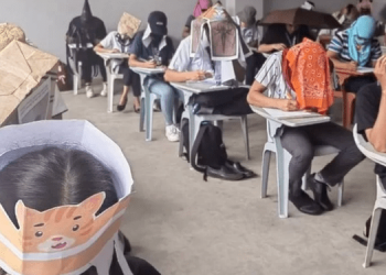 Студентов обязали носить “шляпы против списывания”