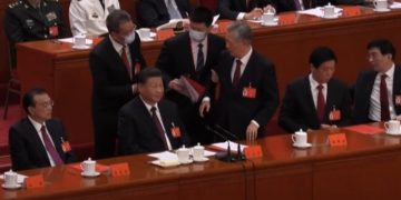 Экс-главу Китая Ху Цзиньтао выгнали со съезда компартии