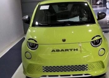 Стильный спортивный электромобиль Fiat