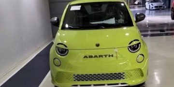 Стильный спортивный электромобиль Fiat