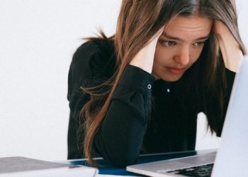 Компании в Украине урезали зарплаты еще на 50%