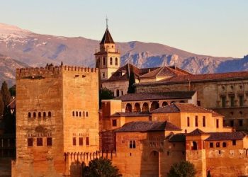 Знаменитый испанский дворец Альгамбра становится фиолетовым