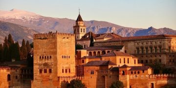 Знаменитый испанский дворец Альгамбра становится фиолетовым