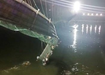 В Индии упал мост через реку. Много погибших