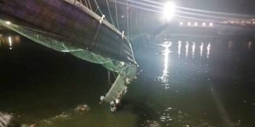 В Индии упал мост через реку. Много погибших