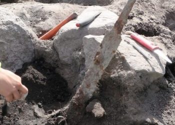 Археологи нашли два меча на древнем кладбище