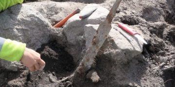 Археологи нашли два меча на древнем кладбище