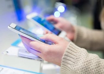 Мировые продажи смартфонов продолжают сокращаться